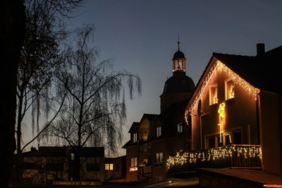 Eilenburg - Nikolaikirche mit Weihnachtsbaum und Hausfassade mit Beleuchtung