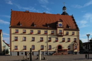 Eilenburg - Marktplatz mit Rathaus und Brunnen, der die Sage um die Heinzelmännchen thematisiert