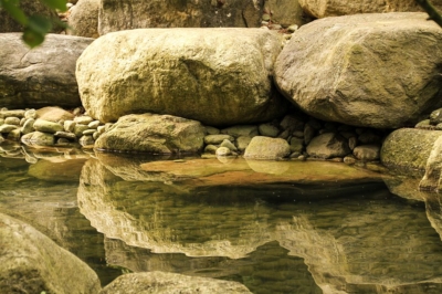 IGA Berlin 2017 - Steine und Spiegelungen im Wasser im Koreanischen Garten