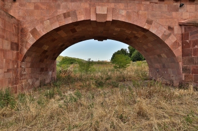 Ein Bogen der Pöppelmannbrücke in Grimma - Welten verbinden!